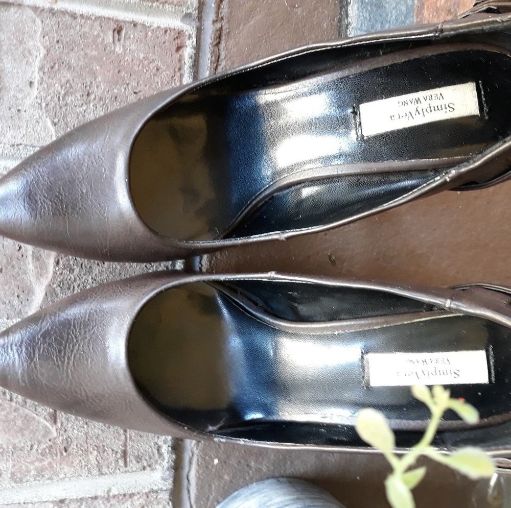 A pair of brown Simply Vera Wang pumps - Picture 7 of 7